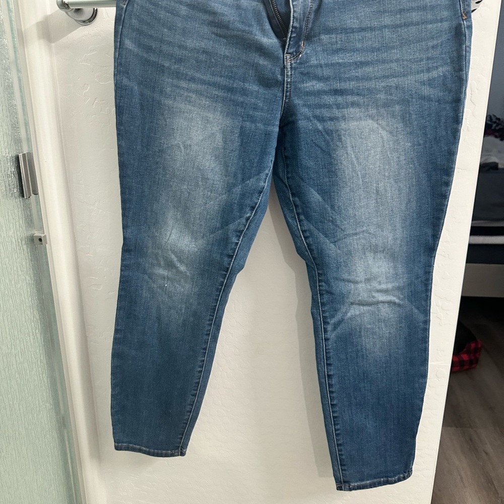 Judy Blue Straight Leg Blue Jeans with Distressed Look